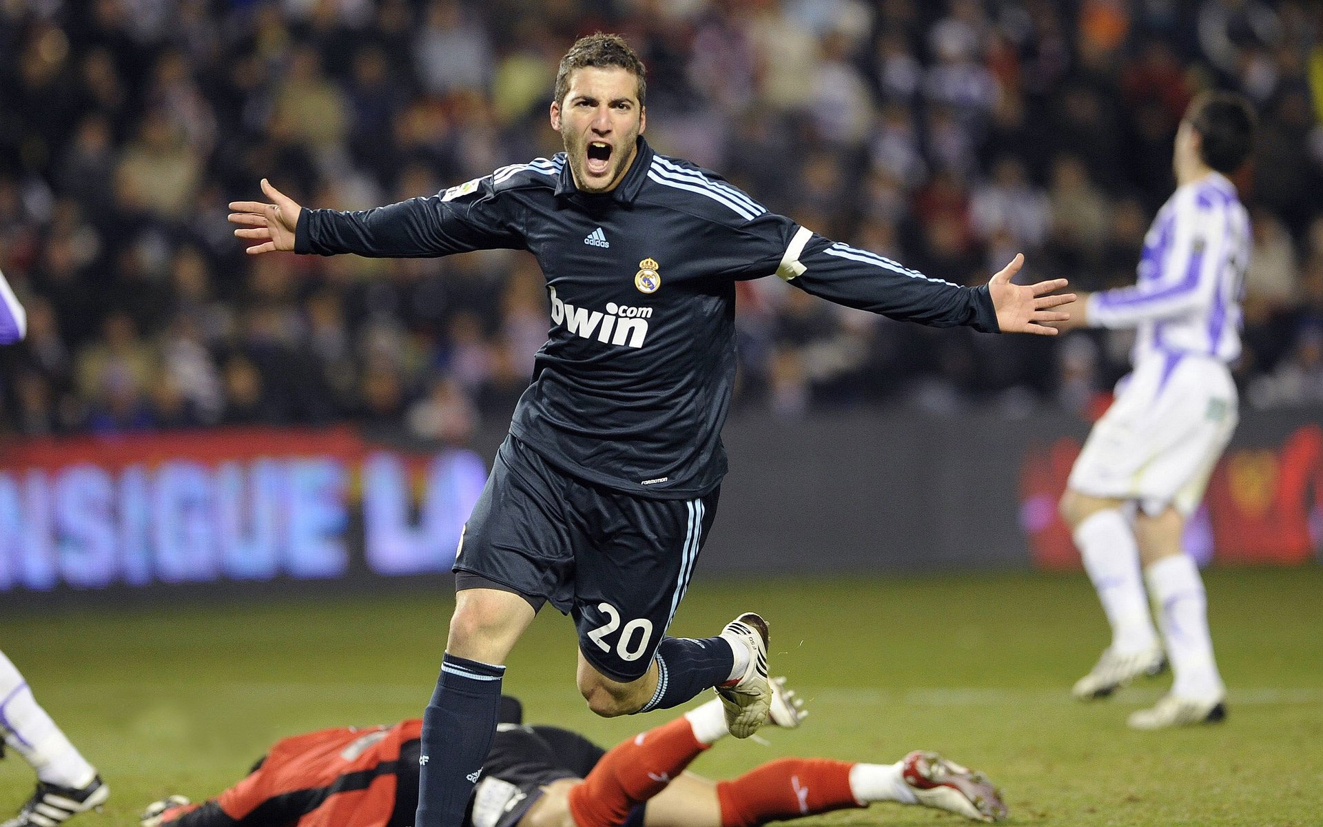 九游-库里参加脱口秀现场气氛爆棚，库里节目